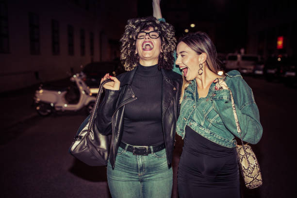 o partido vai sobre - laughing night women party - fotografias e filmes do acervo