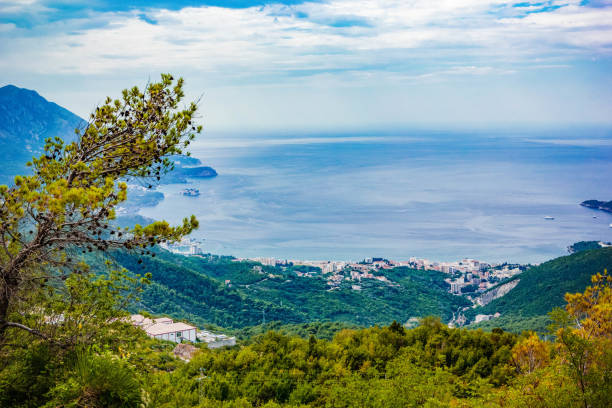 panoramiczny widok na krajobraz adriatyku, góry na wybrzeżu budva riviera, czarnogóra - 2999 zdjęcia i obrazy z banku zdjęć