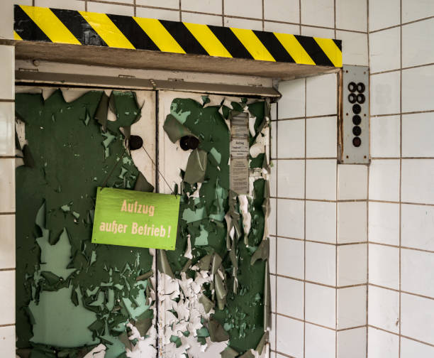 istock Elevator out of order sign in German 1181645026