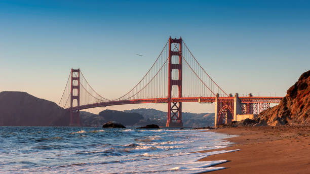 夕暮しのゴールデンゲートブリッジ, サンフランシスコ - baker beach ストックフォトと画像