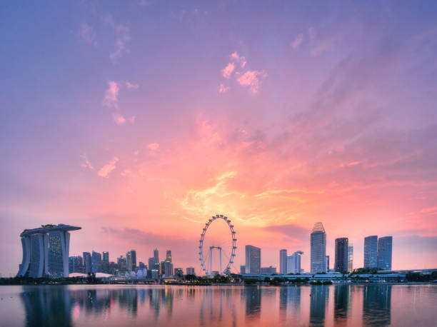 singapur skyline puesta de sol - ciudad de singapur fotografías e imágenes de stock