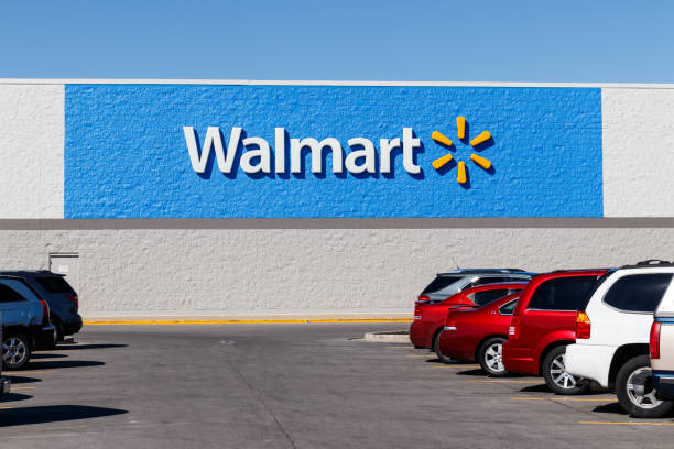 emplacement de détail de walmart. walmart renforce sa présence sur internet et le commerce électronique pour suivre ses concurrents i - walmart photos et images de collection