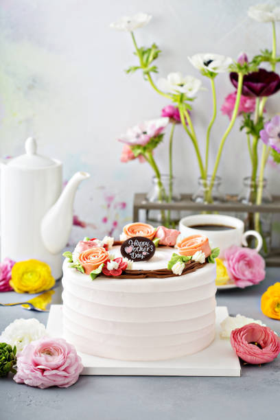 istock Mothers day cake with flowers 1181650463