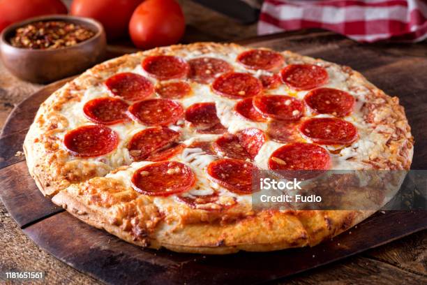 烤箱烤辣椒比薩 照片檔及更多 薄餅 照片 - 薄餅, 辣香腸比薩, 意大利辣味腸