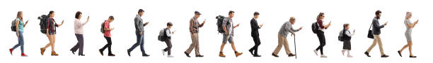larga cola de personas caminando y usando teléfonos móviles - profile people in a row group of people people fotografías e imágenes de stock