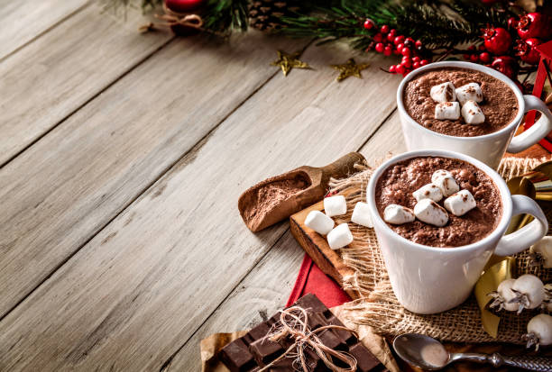 домашние кружки горячего шоколада с зефиром на деревенском деревянном столе. рождественские темы. - navidad стоковые фото и изображения
