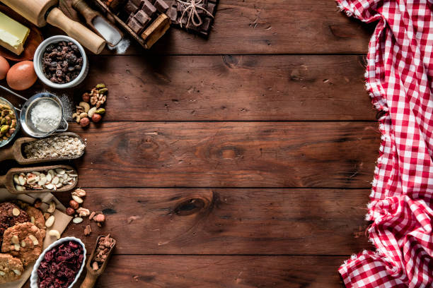 ingredienti per la produzione di biscotti al cioccolato e noci con cornice per lo spazio di copia. - biscotti cookie chocolate pistachio foto e immagini stock