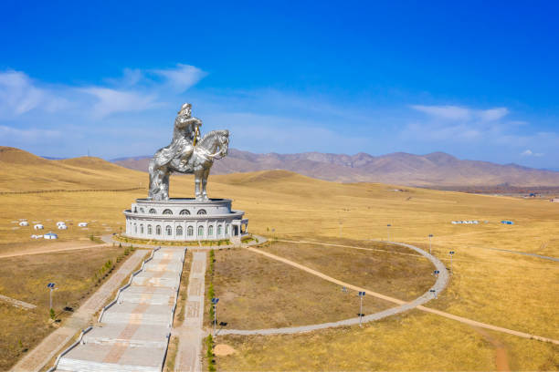 widok z lotu ptaka na kompleks posągów czyngis-chana w pobliżu tsonjin boldog. mongolia - imię zwierzęcia zdjęcia i obrazy z banku zdjęć