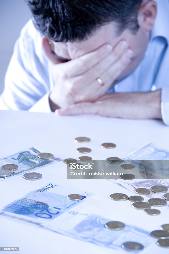 Hombre con dinero problemas y euro bills en la tabla - Foto de stock de Adulto libre de derechos