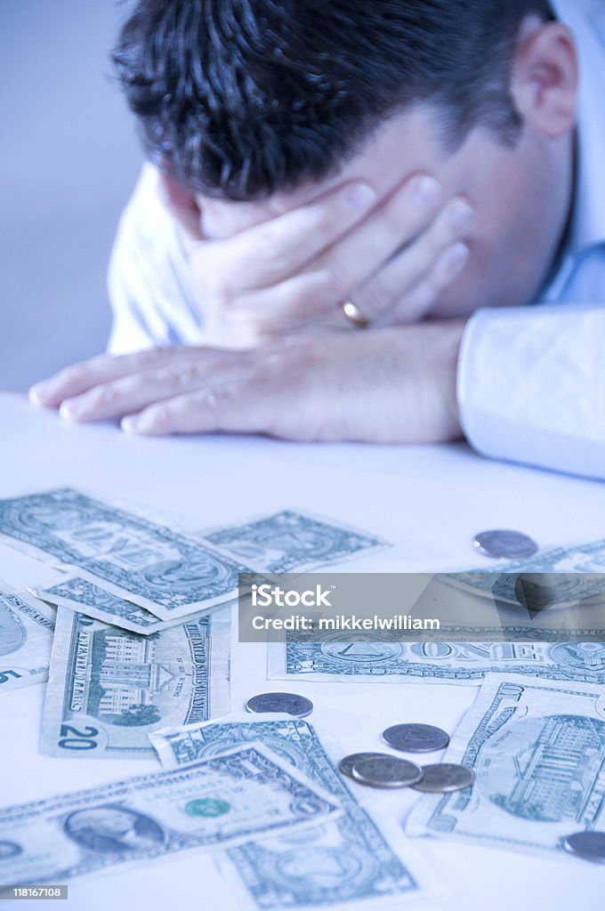 Uomo triste ha problemi economici e non abbastanza denaro - Foto stock royalty-free di Adulto