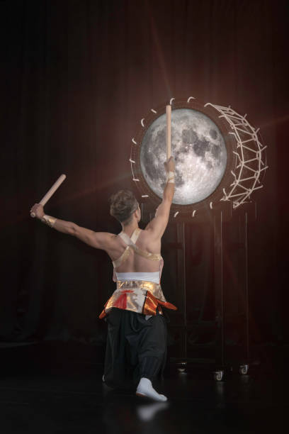 taiko-schlagzeuger trifft die große trommel vollmond auf der bühne auf einem schwarzen hintergrund, rückansicht. elemente dieses bildes von der nasa eingerichtet. - full moon audio stock-fotos und bilder