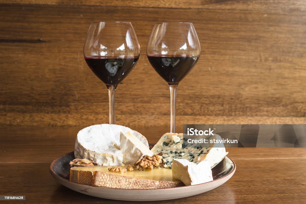 Concepto de quesos y vino - Foto de stock de Alimento libre de derechos