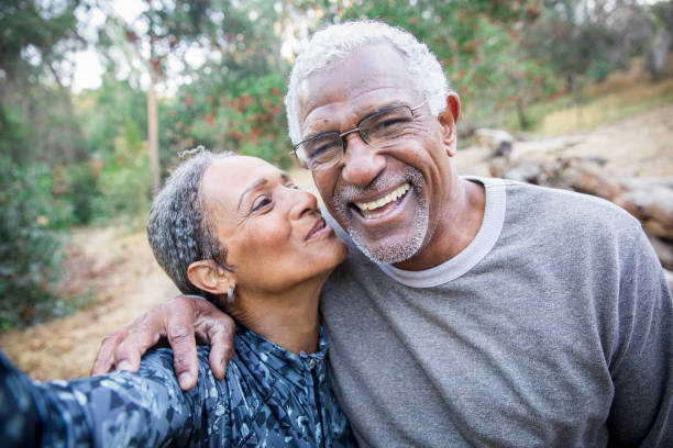 coppia nera anziana che si fa selfie durante l'esercizio fisico - senior adult senior couple exercising african ethnicity foto e immagini stock