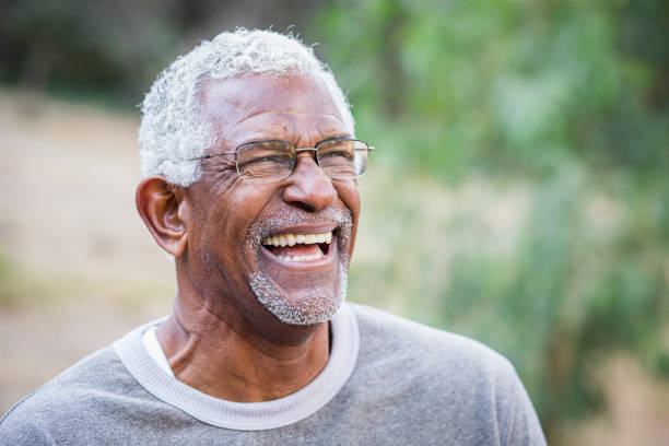 retrato de un hombre negro - men gray hair vitality healthy lifestyle fotografías e imágenes de stock