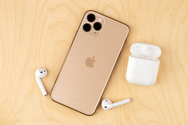 apple iphone 11 pro sur une surface en bois. le nouveau gros plan d'apple sur smartphone. téléphones portables smartphone et airpods. - xi photos et images de collection