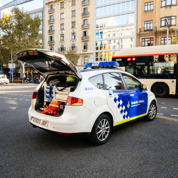 escritório de polícia espanhol de guardia urbana - accident taxi driving tourist - fotografias e filmes do acervo