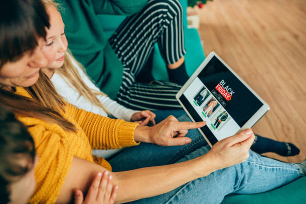 istock Family shopping on Black Friday 1181691341