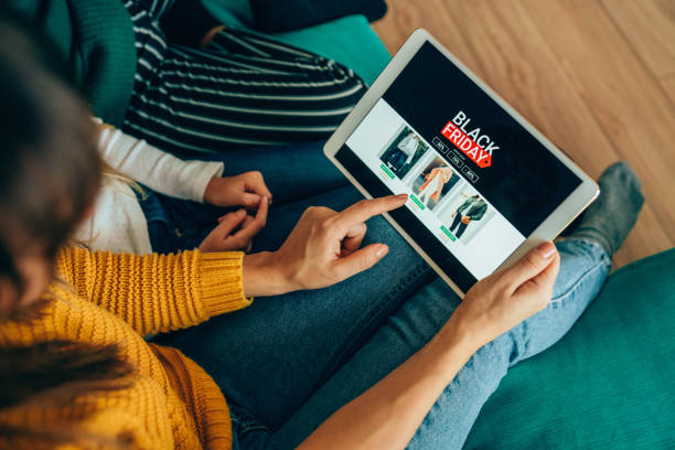 istock Family shopping on Black Friday 1181691346