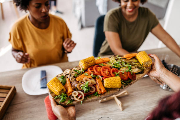 servir un après-midi savoureux - vegetarians photos et images de collection