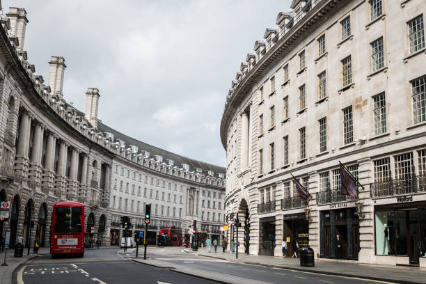 ロンドンのリージェント・ストリート - bus taxi london england double decker bus ストックフォトと画像