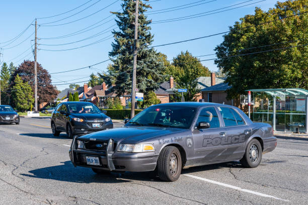 canada, toronto police at the scene of a hit and run collision - hit and run imagens e fotografias de stock