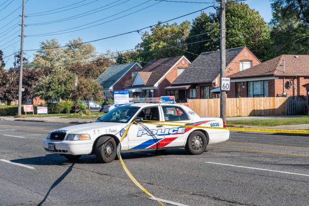 canada, toronto police at the scene of a hit and run collision - hit and run imagens e fotografias de stock