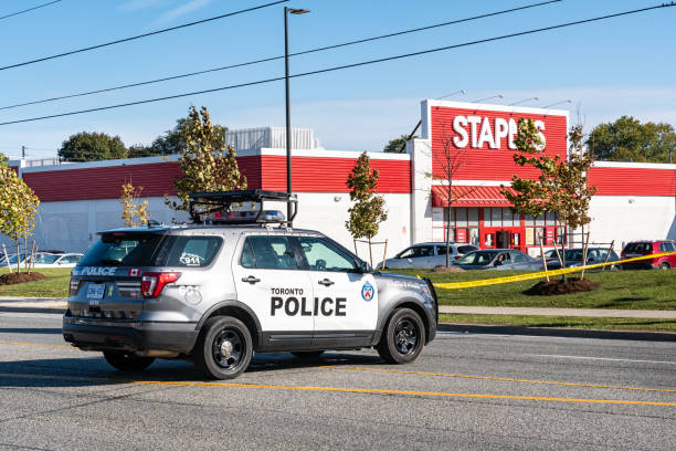 canada, toronto police at the scene of a hit and run collision - hit and run imagens e fotografias de stock