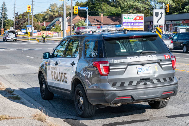 canada, toronto police at the scene of a hit and run collision - hit and run imagens e fotografias de stock