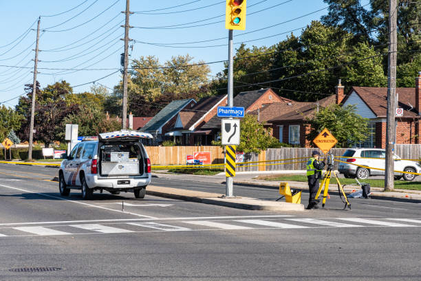 canada, toronto police at the scene of a hit and run collision - hit and run imagens e fotografias de stock