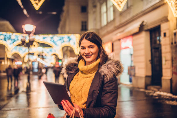 beautiful woman browsing on her tablet computer - ipad shopping gift retail imagens e fotografias de stock
