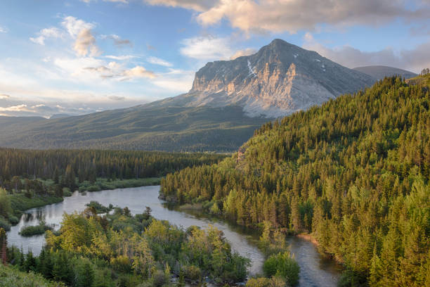 sunrise in glacier national park (états-unis) - montana photos et images de collection