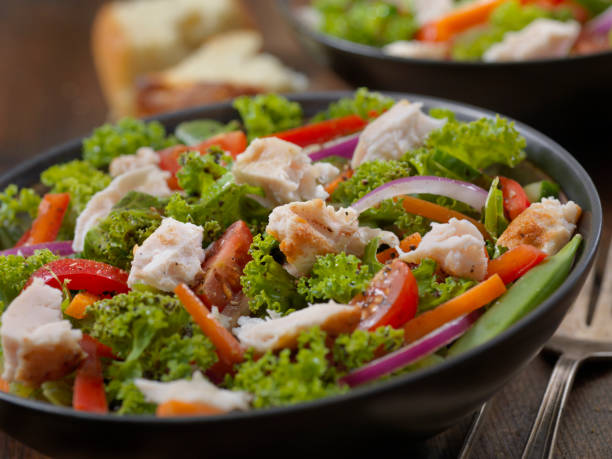 салат из капусты и курицы - grilled chicken salad salad dressing food стоковые фото и изображения