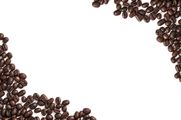 кофейные зерна на белом фоне. - coffee nobody macro directly above стоковые фото и изображения