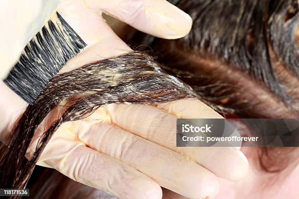 Foto de Solicitação De Tinta De Cabelo e mais fotos de stock de Adulto - Adulto, Aplicar, Cabeleireiro