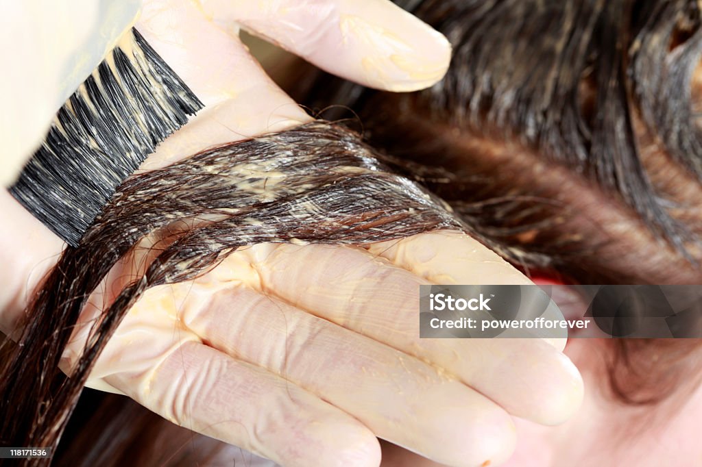 Краска для волос приложений - Стоковые фото Беспорядок роялти-фри