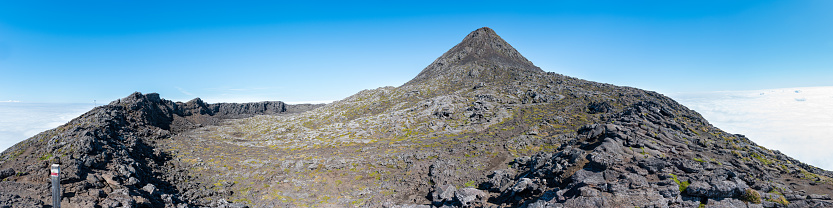 Gran vista panorámica del borde del cráter de la fosa y el pináculo del estratovolcán Monte Pico en la isla de Pico de las Azores photo