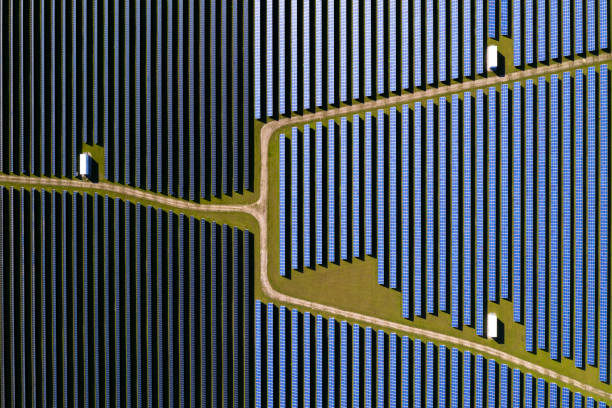 central solar, vista aérea - solar power station fotos fotografías e imágenes de stock