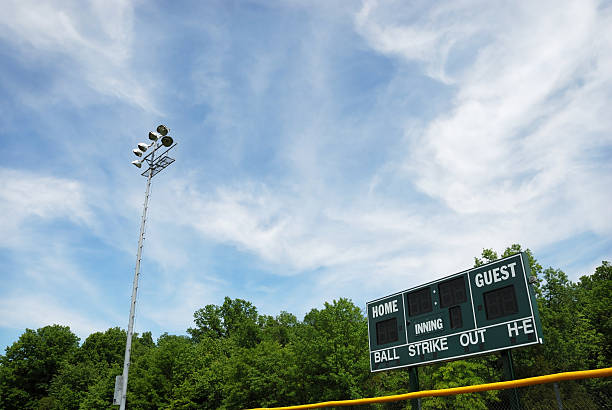 tableau des scores et les lumières sur terrain de baseball - scoreboard baseballs baseball sport photos et images de collection