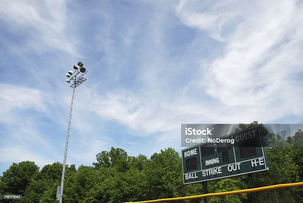 Tabellone segnapunti e luci nel campo da baseball - Foto stock royalty-free di Baseball