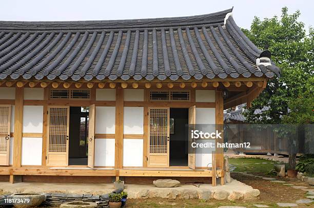 Casa Tradizionale Coreana - Fotografie stock e altre immagini di Ambientazione esterna - Ambientazione esterna, Casa, Composizione orizzontale