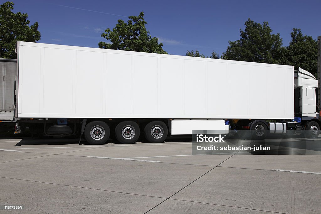 Camion blanc uni aganist ciel bleu - Photo de Blanc libre de droits