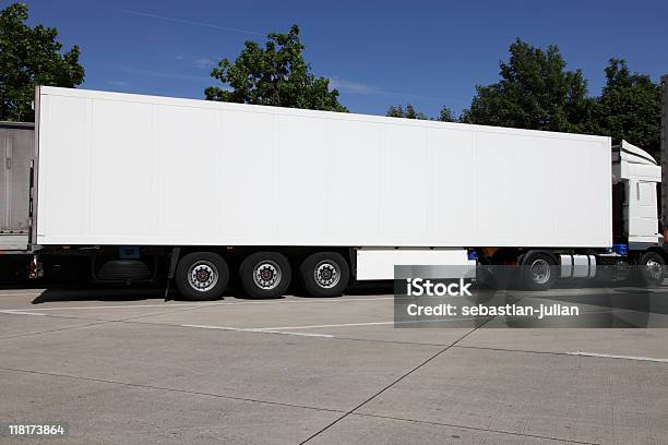 Photo libre de droit de Camion Blanc Uni Aganist Ciel Bleu banque d'images et plus d'images libres de droit de Blanc - Blanc, Bleu, Chauffeur routier