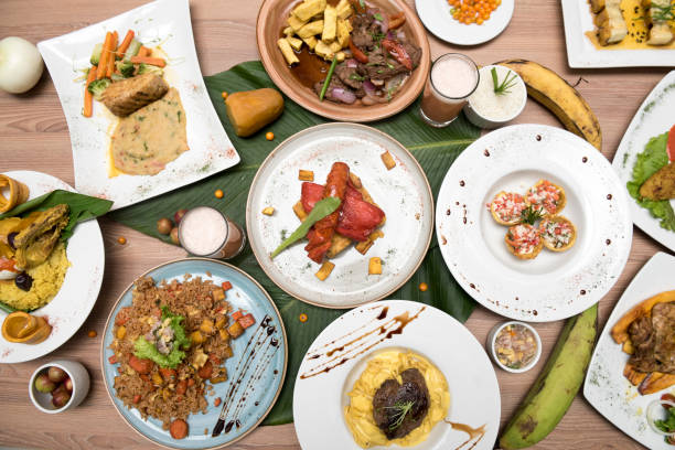 nourriture de la jungle péruvienne, juane avec le riz et le poulet enveloppés dans des feuilles de banane - lima peru photos et images de collection