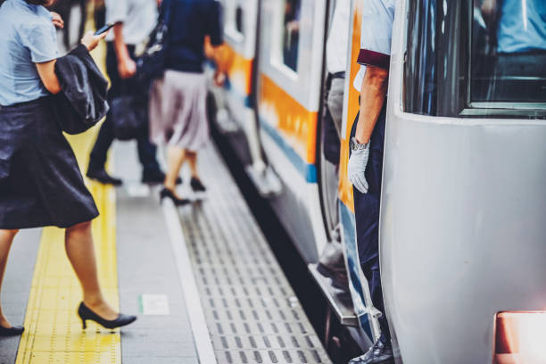 people using trains and departure and arrival images - estação imagens e fotografias de stock