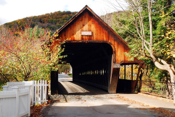 rustykalny zadaszony most w vermont - covered bridge zdjęcia i obrazy z banku zdjęć