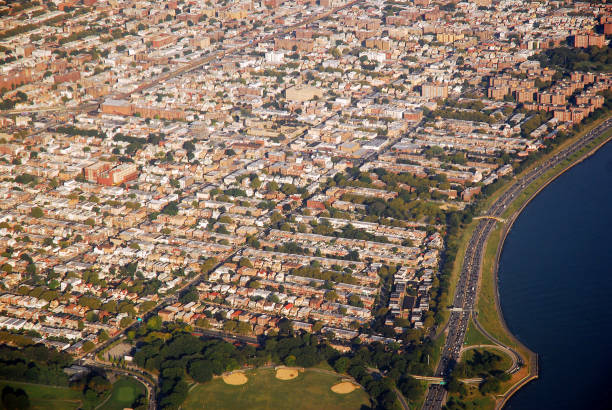 una vista aérea de queens, nueva york - flushing fotografías e imágenes de stock