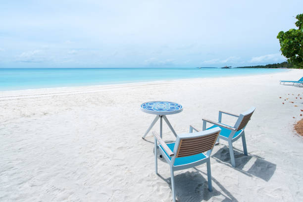 몰디브의 열대 해변에서 테이블과 의자 - hut maldives beach hut jetty 뉴스 사진 이미지