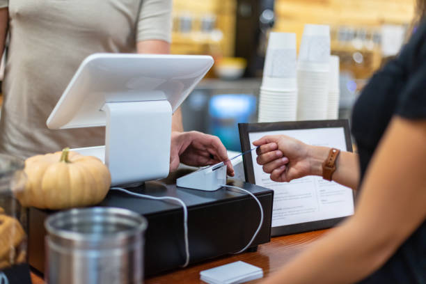 コーヒーショップで西コロラドの屋内のチップリーダーにカードを挿入するクレジットカード女性の若いミレニアルハンドを使用したショッピング - credit card reader ストックフォトと画像