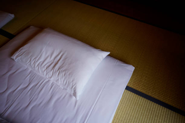 obraz pokoju w stylu japońskim i futon - bedroom hotel hotel room inn zdjęcia i obrazy z banku zdjęć