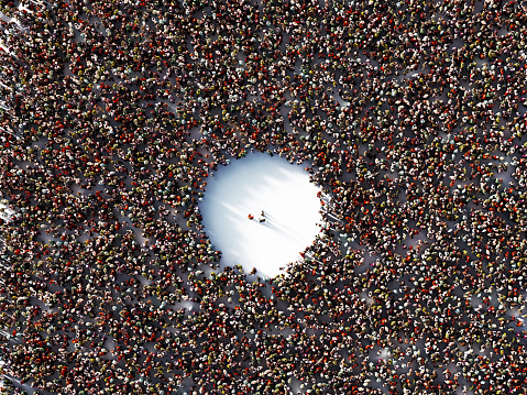 Multitud humana que rodea a tres personas sobre fondo blanco photo